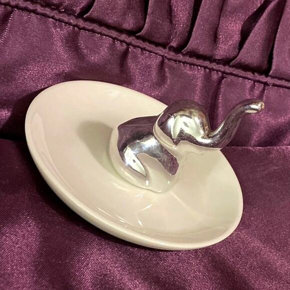 Lauren Conrad Other - Baby Elephant Ceramic WHITE SILVER Sitting ELEPHANT TRINKET TRAY Ring Holder